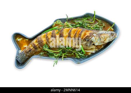 Découpe de poisson en forme de tête d'épice frite dans la soupe épicée sur blanc isolé. Banque D'Images