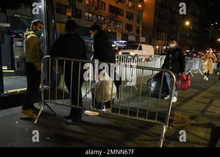 New York, États-Unis. 30th janvier 2023. Certains migrants choisissent d'emprunter les bus MTA pour se rendre au nouveau refuge de Brooklyn lors de l'impasse sur les migrants devant l'hôtel Watson, dans le centre-ville de New York, NY, sur 30 janvier 2023. Les migrants refusent de déménager dans un nouveau refuge à Brooklyn en invoquant des conditions inhumaines. (Photo par Efren Landaos/Sipa USA) crédit: SIPA USA/Alay Live News Banque D'Images