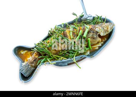 Découpe de poisson en forme de tête d'épice frite dans la soupe épicée sur blanc isolé. Banque D'Images