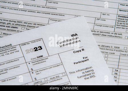 Chicago, il, Etats-Unis - 30 janvier 2023: Internal Revenue Service Form 5498 - distribution à partir d'un compte de retraite. Banque D'Images