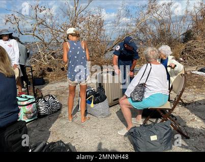 Matlacha Isles, Floride, (oct 4, 2022) - la Garde côtière américaine aide les résidents de Pine Island à évacuer. Banque D'Images