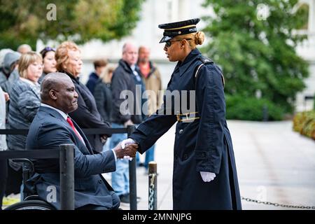 Une sentinelle du 3e Régiment d'infanterie des États-Unis (la vieille Garde) salue l'US Army Col. (retraité.) Gregory Gadson, cimetière national d'Arlington, Arlington, Virginie, quatrième oct. 2022. Gadson a participé à une cérémonie publique de dépôt de couronnes sur la tombe du soldat inconnu. Armée AMÉRICAINE, USA, anc, cimetière national d'arlington, Banque D'Images