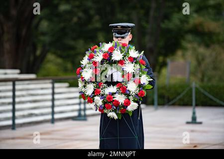Une sentinelle du 3e Régiment d'infanterie des États-Unis (la vieille Garde) soutient une cérémonie publique de dépôt de couronne au Tombeau du soldat inconnu, cimetière national d'Arlington, Arlington, Virginie, oct. 4, 2022. la couronne a été déposée par U.S. Army Col. (retraité) Gregory Gadson. Armée AMÉRICAINE, USA, anc, cimetière national d'arlington, Banque D'Images