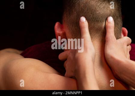 massage relaxant du cou dans la salle de massage. Banque D'Images