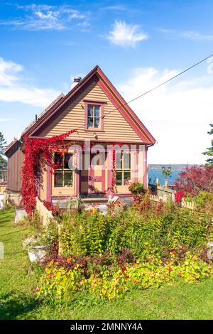 Un petit chalet de couleur feuillage d'automne à Gilbert's Cove, en Nouvelle-Écosse, au Canada. Banque D'Images