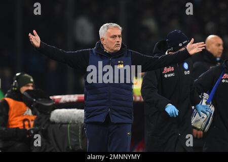 Naples, Italie. 29th janvier 2023. Jose Mourinho entraîneur de AS Roma gesticulatespendant la série Un match entre SSC Napoli v AS Roma au Stadio Diego Armando Maradona crédit: Agence de photo indépendante/Alamy Live News Banque D'Images