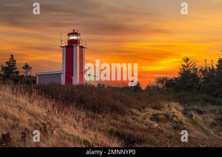 Le phare de point Prim au coucher du soleil près de Digby, Nouvelle-Écosse, Canada. Banque D'Images