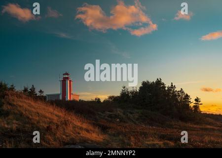 Le phare de point Prim au coucher du soleil près de Digby, Nouvelle-Écosse, Canada. Banque D'Images