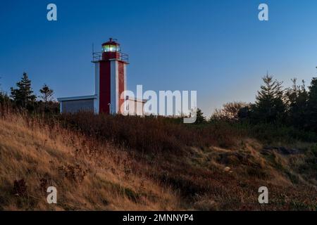 Le phare de point Prim au coucher du soleil près de Digby, Nouvelle-Écosse, Canada. Banque D'Images