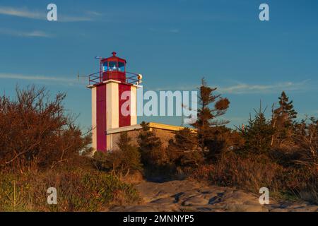 Le phare de point Prim au coucher du soleil près de Digby, Nouvelle-Écosse, Canada. Banque D'Images