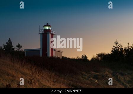 Le phare de point Prim au coucher du soleil près de Digby, Nouvelle-Écosse, Canada. Banque D'Images