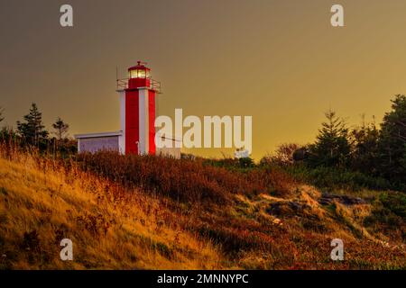 Le phare de point Prim au coucher du soleil près de Digby, Nouvelle-Écosse, Canada. Banque D'Images