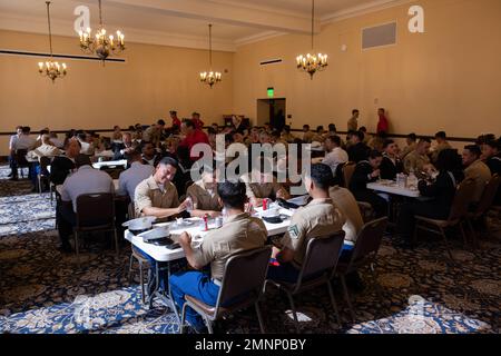 221004-M-VR919-1054 SAN FRANCISCO (4 octobre 2022) Marines américaines affectées au bataillon de logistique de combat 11, Force opérationnelle San Francisco, et marins affectés au navire d'atterrissage amphibie USS Harpers Ferry (LSD 49), le croiseur de missiles guidé USS Princeton (CG 59), Et le destroyer de missiles guidés de classe Arleigh Burke USS Fitzgerald (DDG 62), participent au déjeuner de la Légion américaine offert par Cathay Post 384 pour la semaine de la flotte de San Francisco 2022 au San Francisco War Memorial, Californie, le 4 octobre 2022. SFFW est une occasion pour le public américain de rencontrer leur Marine, Marine corps a Banque D'Images