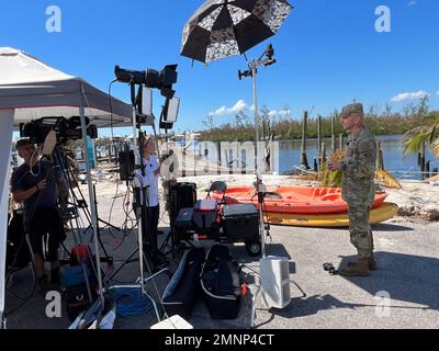 Le lieutenant-général Scott Spellmon, commandant général des États-Unis Le corps des ingénieurs de l'armée et le chef des ingénieurs de 55th, s'entretient avec le journaliste de NBC Dasha Burns lors d'une interview le 5 octobre 2022 près de fort Myers Beach. Banque D'Images