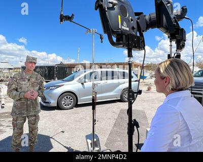 Le lieutenant-général Scott Spellmon, commandant général des États-Unis Le corps des ingénieurs de l'Armée de terre et le chef des ingénieurs de 55th, s'entretient avec le journaliste de NBC Dasha Burns lors d'une interview le 5 octobre 2022 à fort Myers Beach, Floride Banque D'Images