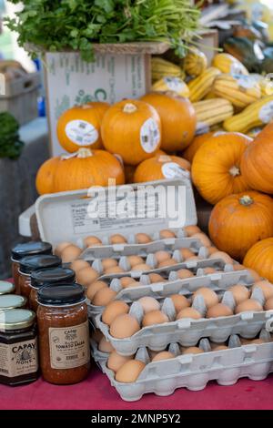 Davis, Californie, États-Unis. 29 octobre 2022. Davis Farmers marché stand avec l'automne et de conserver les produits et les oeufs bruns de gamme libre Banque D'Images