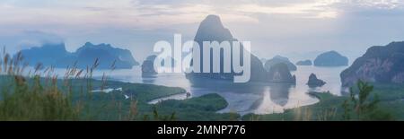 Magnifique panorama paysage matin sur les montagnes de Samet Nangshe. La côte de la mer en Thaïlande, un lieu d'attraction pour les touristes Banque D'Images