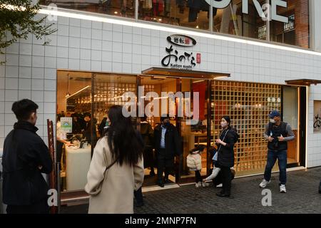 Le restaurant populaire Kaiten Sushi près de la rue Omotesando à Tokyo, au Japon. Banque D'Images