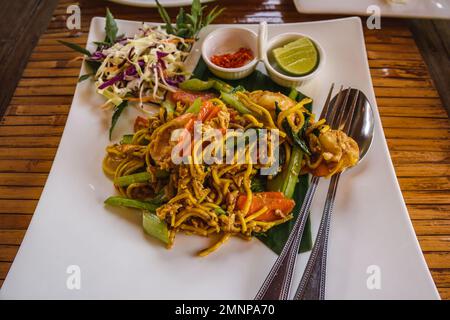 Le PAD Thai est un plat thaïlandais traditionnel servi sur une feuille de banane dans un restaurant Banque D'Images