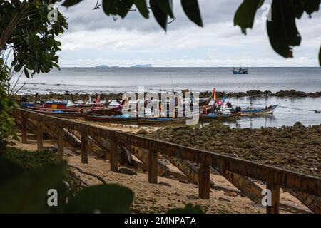 Groupe de bateaux à longue queue à côté d'une plage rocheuse à Ko Lanta, Krabi, Thaïlande. 4 décembre 2022. Banque D'Images