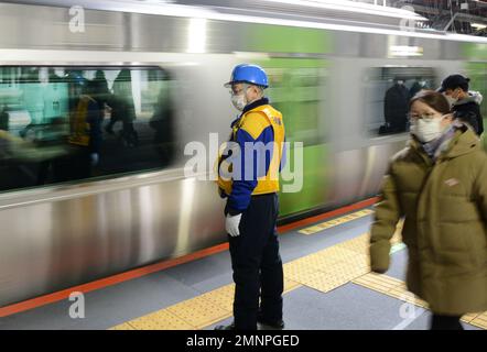 Travailleur de la sécurité ferroviaire debout sur la plate-forme de la ligne JR Yamanote à Shibuya, Tokyo, Japon. Banque D'Images