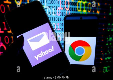 Inde. 29th janvier 2023. Dans cette illustration, un logo yahoo mail et le logo Google Chrome apparaissent sur les smartphones. (Photo par Avishek Das/SOPA Images/Sipa USA) crédit: SIPA USA/Alay Live News Banque D'Images