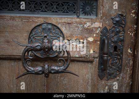 Knocker sur porte en bois, Eglise notre-Dame de Catena, Prague, République Tchèque Banque D'Images