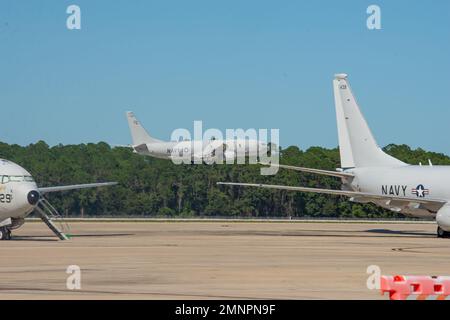 221005-N-CR843-0023 STATION NAVALE DE JACKSONVILLE, FLORIDE (OCT 4, 2022) Un avion P-8A Poséidon affecté aux « Tigres de combat » de l'escadron de patrouille (VP) 8 arrive pour un atterrissage à la base aérienne navale de Jacksonville, le 04 octobre 2022. Le VP-8 revient d'un déploiement de six mois dans la zone d'opérations de la flotte américaine 7th à l'appui des objectifs du commandant de la Force opérationnelle 72 et de l'U.S du Commandement Indo-Pacifique dans toute la région. Banque D'Images