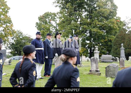 Les représentants des fils de l'Union des anciens combattants de la guerre civile place leur couronne commémorative le long de la couronne présidentielle à la tombe de l'ancien président Chester A. Arthur à l'occasion de son anniversaire, Albany, New York, le 5 octobre 2022. À l'anniversaire de chaque ancien président, une couronne est déposée à leur tombe au nom du président actuel. Banque D'Images