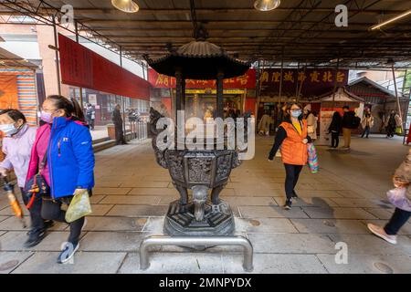 Brûleur d'Encens au temple de Dieu de Taipei City à Dihua Street à Taipei. Banque D'Images