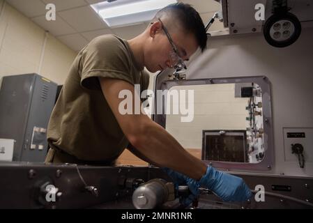 Le Senior Airman Kyan Punotai, spécialiste en hydraulique du 18th Component Maintenance Squadron, attache des tubes d'essai à un composant de filtration hydraulique sur un banc d'essai hydraulique à la base aérienne de Kadena, au Japon, le 5 octobre 2022. Les techniciens d'entretien des circuits hydrauliques effectuent des tests pour garantir que les composants ne présentent pas de fuites, ce qui permet de maintenir l'état de préparation de l'aéronef KAB. Banque D'Images