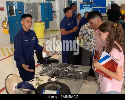 La station aérienne de la Garde côtière Borinquen et le bureau de recrutement de la Garde côtière Aguadilla, ont célébré une journée de carrière pour plus de 230 élèves du secondaire de quatre écoles séparées à Aguadilla, Porto Rico le 5 octobre 2022. Les étudiants ont assisté à une démonstration de recherche et de sauvetage en direct d'une équipe d'hélicoptères MH-60T Jayhawk et d'un nageur de sauvetage, et ils ont interagi avec d'autres unités et le personnel de la Garde côtière pour en apprendre davantage sur les diverses missions et carrières au sein de la Garde côtière des États-Unis. (É.-U. Photo de la Garde côtière) Banque D'Images