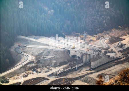 Vue aérienne sur la construction d'un barrage de protection contre les coulées de boue dans la gorge de Big Almaty, dans les montagnes d'Almaty Banque D'Images