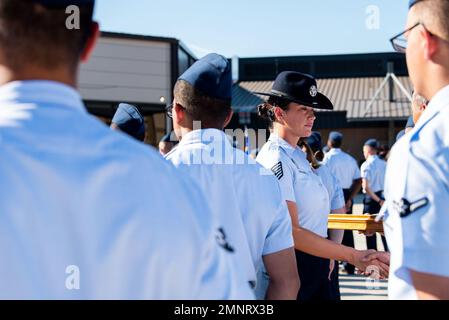 Plus de 600 aviateurs affectés à l'escadron d'entraînement 433rd ont obtenu leur diplôme de l'entraînement militaire de base à la base interarmées de San Antonio-Lackland, Texas, du 5 au 6 octobre 2022. Le général Mike Minihan, commandant du Commandement de la mobilité aérienne, passe en revue la cérémonie. Banque D'Images