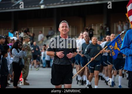 Plus de 600 aviateurs affectés à l'escadron d'entraînement 433rd ont obtenu leur diplôme de l'entraînement militaire de base à la base interarmées de San Antonio-Lackland, Texas, du 5 au 6 octobre 2022. Le général Mike Minihan, commandant du Commandement de la mobilité aérienne, passe en revue la cérémonie. Banque D'Images