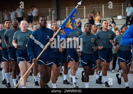 Plus de 600 aviateurs affectés à l'escadron d'entraînement 433rd ont obtenu leur diplôme de l'entraînement militaire de base à la base interarmées de San Antonio-Lackland, Texas, du 5 au 6 octobre 2022. Le général Mike Minihan, commandant du Commandement de la mobilité aérienne, passe en revue la cérémonie. Banque D'Images