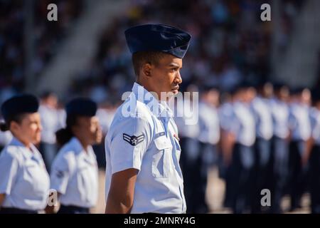 Plus de 600 aviateurs affectés à l'escadron d'entraînement 433rd ont obtenu leur diplôme de l'entraînement militaire de base à la base interarmées de San Antonio-Lackland, Texas, du 5 au 6 octobre 2022. Le général Mike Minihan, commandant du Commandement de la mobilité aérienne, passe en revue la cérémonie. Banque D'Images