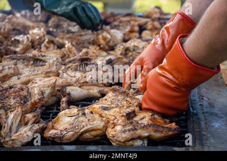 Kim Morse, bénévole de l’Alliance militaire de la Chambre de commerce de New Bern, prépare du poulet lors de l’automne 2022 Chicken Pickin’ à la base aérienne du corps des Marines Cherry point, Caroline du Nord, 5 octobre 2022. L'événement a permis aux membres du service de se rassembler et de profiter de la nourriture et de la musique gratuites. La New Bern Chamber of commerce Military Alliance a préparé et servi plus de 100 poulets aux militaires et à leurs familles. Poulet Pickin’, MCAS Cherry point, Marine corps, Marines, New Bern Chamber of commerce Military Alliance, Fun, Banque D'Images