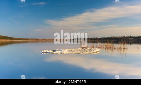 Une banquise se trouve sur la rivière Vilyui à Yakutia, sur fond de mouvement d'eau calme et de forêt pendant la journée. Exposition longue. Banque D'Images