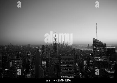 Vue vers le sud depuis le sommet du Rockefeller Center, sur Manhattan, avec l'Empire State Building au centre de la scène en noir et blanc. Banque D'Images