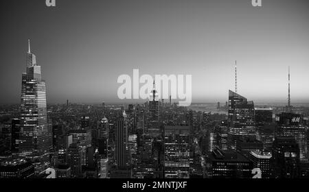 Vue vers le sud depuis le sommet du Rockefeller Center, sur Manhattan, avec l'Empire State Building au centre de la scène en noir et blanc. Banque D'Images