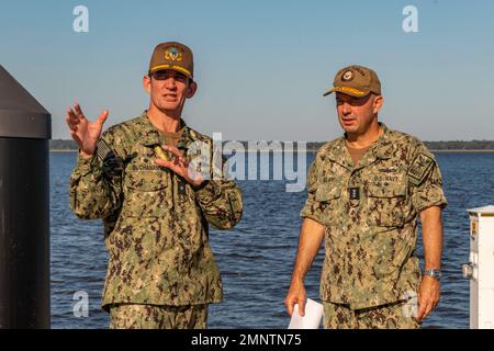 KINGS BAY, Géorgie (oct 6, 2022) Vice SMA. Jim Kilby, commandant de la Force opérationnelle 80 et commandant adjoint des Forces de la flotte américaine (à droite), est informé par le SMA arrière. Thomas R. “TR” Buchanan, commandant du Groupe sous-marin Ten (à gauche), sur les installations, les capacités et les biens, lors de sa visite à la base sous-marine navale de Kings Bay, en Géorgie. La base abrite tous les sous-marins de classe Ohio de la côte est. Banque D'Images