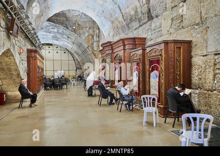 Salle de prières. À gauche du mur des lamentations avec les saints se trouve l'arche de l'Alliance à Jérusalem Banque D'Images