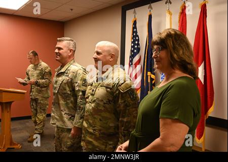 Le Commandement de la défense aérienne et antimissile (AAMDC) de l'Armée de terre 263rd, de la Garde nationale de Caroline du Sud, a reconnu la promotion du lieutenant-colonel de l'Armée américaine Michael Manucy au colonel, le 6 octobre 2022 à Anderson, en Caroline du Sud. Manucy a été épinglé par sa femme Dreama Manucy. Le général de division Frank Rice de l'armée américaine, commandant de l'AAMDC en 263rd, et le Brig de l'armée américaine étaient présents. Le général Richard A. Wholey Jr., commandant adjoint de l'AAMDC en 263rd, le général Timothy Sheriff de l'armée américaine à la retraite et le Sgt du commandement de l'armée américaine à la retraite. Maj Keith Phillips. Banque D'Images