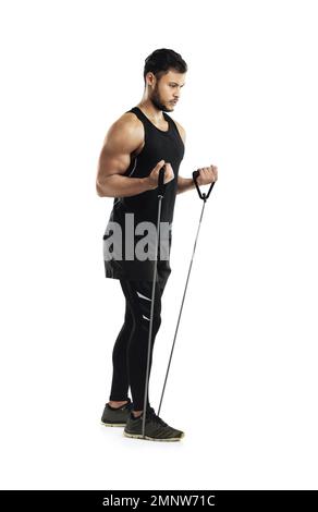 Rester en forme avec un peu d'entraînement de résistance. Photo en studio d'un jeune homme qui s'efforce avec un bracelet de résistance sur fond blanc. Banque D'Images