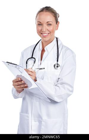 Laissez-moi juste remplir votre ordonnance. Portrait rogné d'une femme médecin remplissant un formulaire sur fond blanc. Banque D'Images