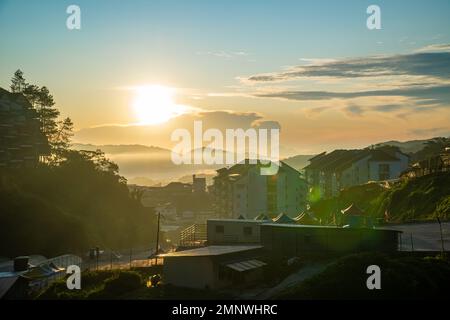 Tôt le matin à Cameron Highland, Malaisie. Vue aérienne d'une serre agricole biologique du centre-ville au lever du soleil. Lever du soleil et ciel coloré au-dessus de la mounta Banque D'Images