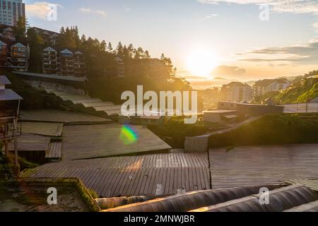 Tôt le matin à Cameron Highland, Malaisie. Vue aérienne d'une serre agricole biologique du centre-ville au lever du soleil. Lever du soleil et ciel coloré au-dessus de la mounta Banque D'Images