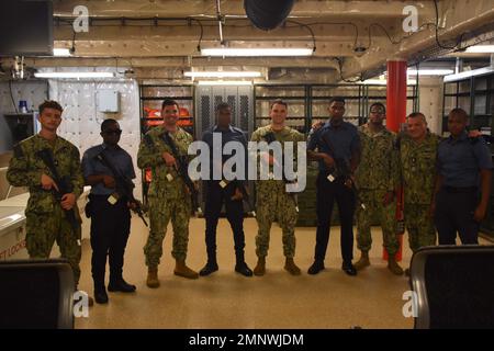 221006-N-N3764-0084 PORT D'ESPAGNE, Trinité-et-Tobago - (6 octobre 2022) -- les États-Unis L'équipe de sécurité expéditionnaire de la Marine a embarqué à bord du navire de transport rapide USNS Burlington (T-EPF-10) de classe Spearhead pour une photo de groupe avec des membres de la garde côtière de Trinité-et-Tobago après avoir mené des exercices de tir actif, le 6 octobre 2022. Burlington est déployé dans la zone d'opérations de la flotte américaine 4th afin de soutenir l'entretien expéditionnaire des navires de combat littoraux déployés opérant dans la région et de mener des missions de coopération en matière de sécurité de théâtre pour maintenir l'accès, améliorer l'interopérabilité a Banque D'Images