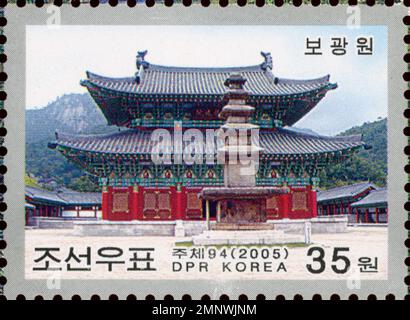 Timbre-poste nord-coréen de 2005 représentant Bokwangwon Hall et une pagode en pierre dans un complexe traditionnel de temples bouddhistes. Banque D'Images
